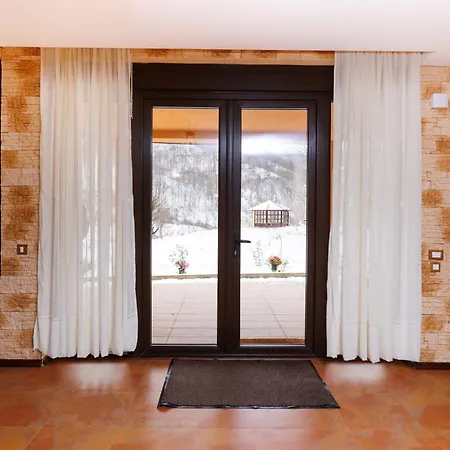Paradisul Siriu Guest house